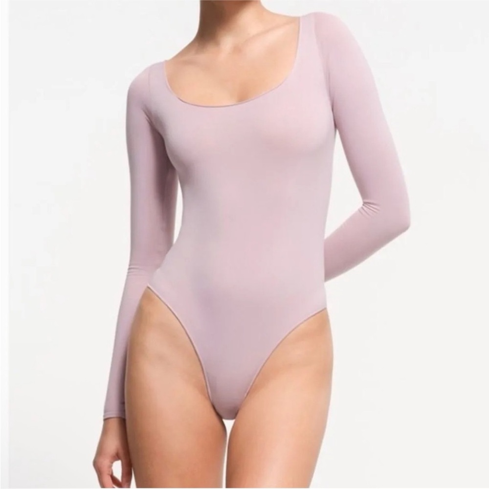 SKIMS ESSENTIAL BODYSUITS LONG SLEEVE SCOOP NECK BODYSUIT COLOR: DUSK L/XL